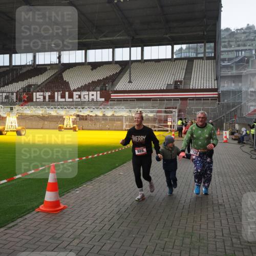 07.12.2025 - St. Pauli X-Mass-Run No. 15 Fabian Wolf http://msf.ph/oto/9415655 07.12.2025 11:05:08 Ziel 117, 128, 200, 201, 889, 1152, 1212, 1411, 1630 meine-sportfotos.de