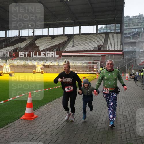 07.12.2025 - St. Pauli X-Mass-Run No. 15 Fabian Wolf http://msf.ph/oto/9415657 07.12.2025 11:05:09 Ziel 117, 128, 200, 201, 889, 1152, 1630 meine-sportfotos.de