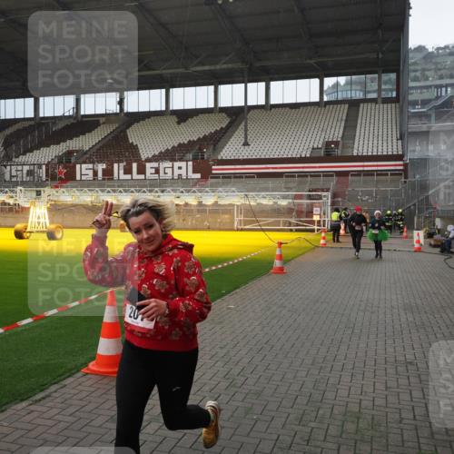 07.12.2025 - St. Pauli X-Mass-Run No. 15 Fabian Wolf http://msf.ph/oto/9415665 07.12.2025 11:05:12 Ziel 200, 201, 889, 1152, 1492, 1630 meine-sportfotos.de