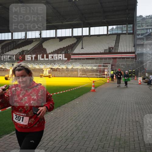 07.12.2025 - St. Pauli X-Mass-Run No. 15 Fabian Wolf http://msf.ph/oto/9415666 07.12.2025 11:05:12 Ziel 200, 201, 889, 1152, 1492, 1630 meine-sportfotos.de