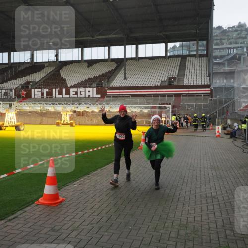 07.12.2025 - St. Pauli X-Mass-Run No. 15 Fabian Wolf http://msf.ph/oto/9415672 07.12.2025 11:05:16 Ziel 200, 201, 889, 1152, 1492, 1630 meine-sportfotos.de