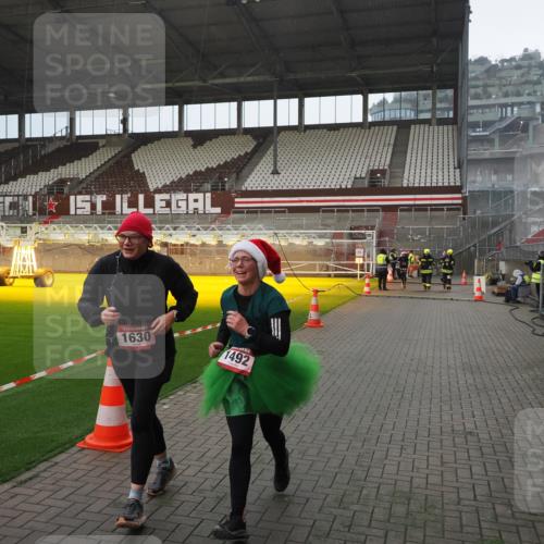 07.12.2025 - St. Pauli X-Mass-Run No. 15 Fabian Wolf http://msf.ph/oto/9415677 07.12.2025 11:05:17 Ziel 200, 201, 434, 889, 1152, 1492, 1600, 1630 meine-sportfotos.de