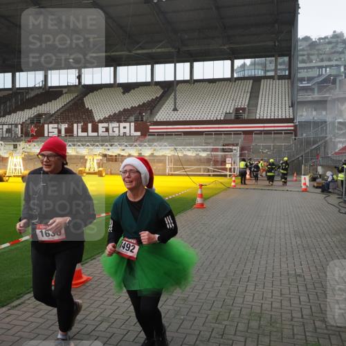 07.12.2025 - St. Pauli X-Mass-Run No. 15 Fabian Wolf http://msf.ph/oto/9415678 07.12.2025 11:05:17 Ziel 200, 201, 434, 889, 1152, 1492, 1600, 1630 meine-sportfotos.de