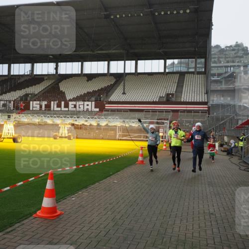 07.12.2025 - St. Pauli X-Mass-Run No. 15 Fabian Wolf http://msf.ph/oto/9415701 07.12.2025 11:05:35 Ziel 199, 434, 831, 1046, 1049, 1311, 1600, 1840, 1841, 2006, 2884 meine-sportfotos.de
