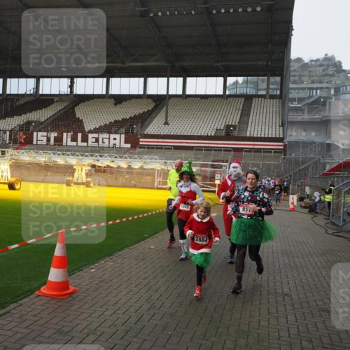 07.12.2025 - St. Pauli X-Mass-Run No. 15 Fabian Wolf http://msf.ph/oto/9415716 07.12.2025 11:05:39 Ziel 199, 831, 1046, 1049, 1196, 1311, 1840, 1841, 2006, 2254, 2884 meine-sportfotos.de