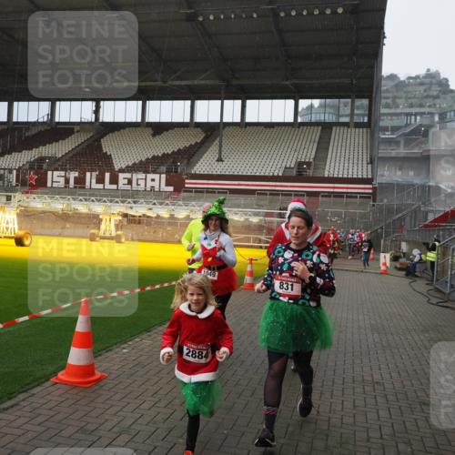 07.12.2025 - St. Pauli X-Mass-Run No. 15 Fabian Wolf http://msf.ph/oto/9415719 07.12.2025 11:05:40 Ziel 199, 831, 1046, 1049, 1196, 1311, 1840, 1841, 2006, 2254, 2884 meine-sportfotos.de