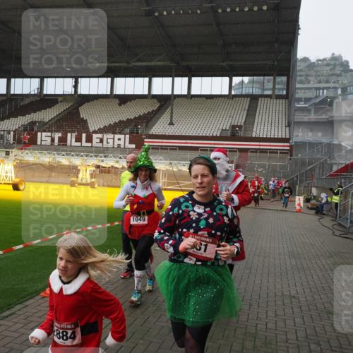 07.12.2025 - St. Pauli X-Mass-Run No. 15 Fabian Wolf http://msf.ph/oto/9415721 07.12.2025 11:05:40 Ziel 199, 831, 1046, 1049, 1196, 1311, 1840, 1841, 2006, 2254, 2884 meine-sportfotos.de