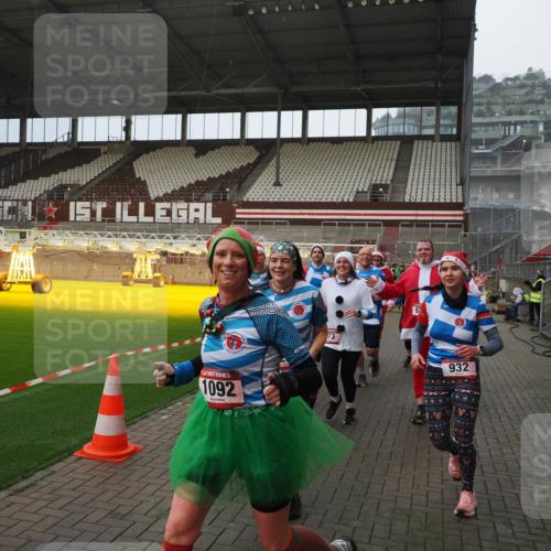 07.12.2025 - St. Pauli X-Mass-Run No. 15 Fabian Wolf http://msf.ph/oto/9415744 07.12.2025 11:05:52 Ziel 199, 298, 300, 659, 831, 924, 925, 927, 929, 932, 973, 1046, 1049, 1092, 1196, 1208, 1428, 1432, 1608, 2254, 2884, 3272, 3278 meine-sportfotos.de