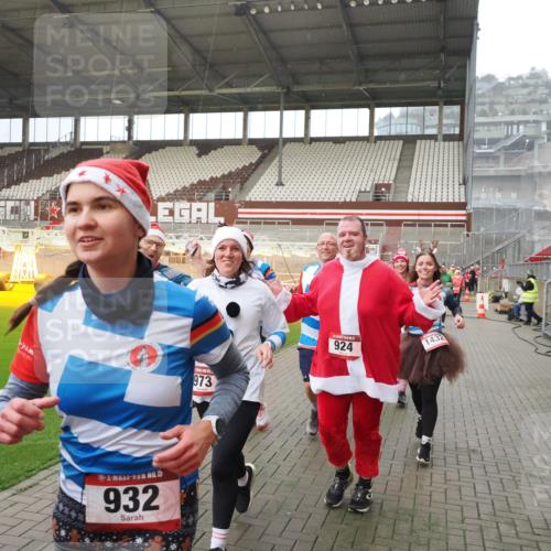 07.12.2025 - St. Pauli X-Mass-Run No. 15 Fabian Wolf http://msf.ph/oto/9415750 07.12.2025 11:05:53 Ziel 298, 300, 659, 831, 924, 925, 927, 929, 932, 973, 1092, 1196, 1208, 1428, 1432, 1608, 2254, 3272, 3278 meine-sportfotos.de