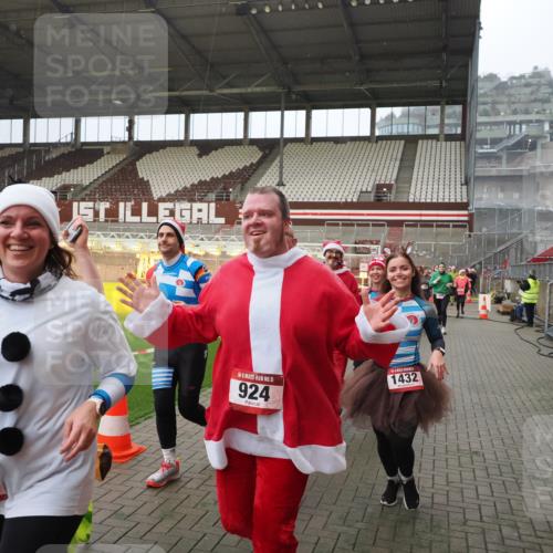 07.12.2025 - St. Pauli X-Mass-Run No. 15 Fabian Wolf http://msf.ph/oto/9415753 07.12.2025 11:05:53 Ziel 298, 300, 659, 831, 924, 925, 927, 929, 932, 973, 1092, 1196, 1208, 1428, 1432, 1608, 2254, 3272, 3278 meine-sportfotos.de