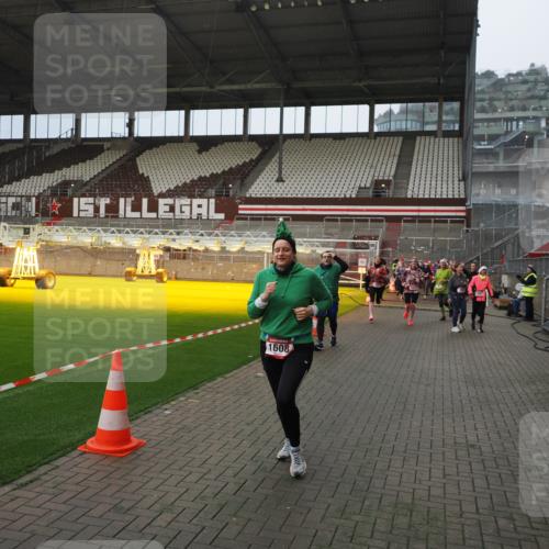 07.12.2025 - St. Pauli X-Mass-Run No. 15 Fabian Wolf http://msf.ph/oto/9415767 07.12.2025 11:05:58 Ziel 92, 298, 300, 659, 693, 854, 858, 878, 920, 924, 925, 927, 929, 932, 944, 973, 1024, 1025, 1092, 1196, 1208, 1428, 1432, 1608, 1648, 2243, 2245, 2254, 3272, 3278 meine-sportfotos.de