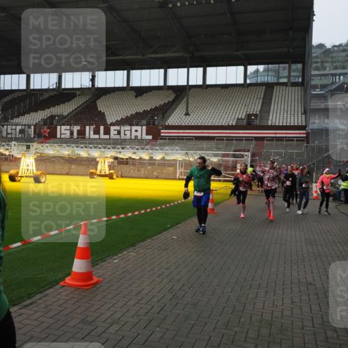 07.12.2025 - St. Pauli X-Mass-Run No. 15 Fabian Wolf http://msf.ph/oto/9415773 07.12.2025 11:05:59 Ziel 92, 298, 300, 659, 693, 854, 858, 878, 920, 924, 925, 927, 929, 932, 944, 973, 1024, 1025, 1092, 1196, 1208, 1428, 1429, 1430, 1432, 1608, 1648, 2243, 2245, 2254, 3272, 3278, 4583, 4585, 4587 meine-sportfotos.de