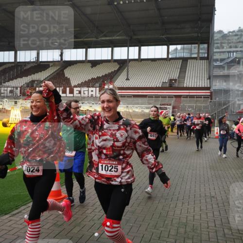 07.12.2025 - St. Pauli X-Mass-Run No. 15 Fabian Wolf http://msf.ph/oto/9415781 07.12.2025 11:06:02 Ziel 92, 298, 300, 402, 403, 659, 693, 854, 858, 878, 920, 924, 925, 927, 929, 944, 973, 1024, 1025, 1208, 1223, 1229, 1287, 1428, 1429, 1430, 1432, 1608, 1648, 2243, 2245, 3272, 3278, 4579, 4581, 4583, 4585, 4587 meine-sportfotos.de