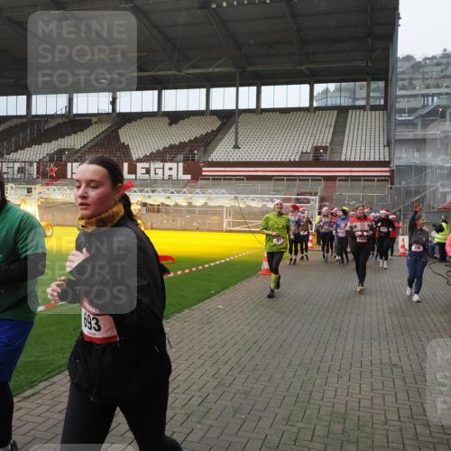 07.12.2025 - St. Pauli X-Mass-Run No. 15 Fabian Wolf http://msf.ph/oto/9415786 07.12.2025 11:06:03 Ziel 92, 298, 300, 402, 403, 556, 659, 693, 854, 858, 878, 920, 927, 929, 944, 973, 1024, 1025, 1208, 1223, 1229, 1287, 1428, 1429, 1430, 1432, 1608, 1648, 2243, 2245, 3272, 3278, 4579, 4581, 4583, 4585, 4587 meine-sportfotos.de