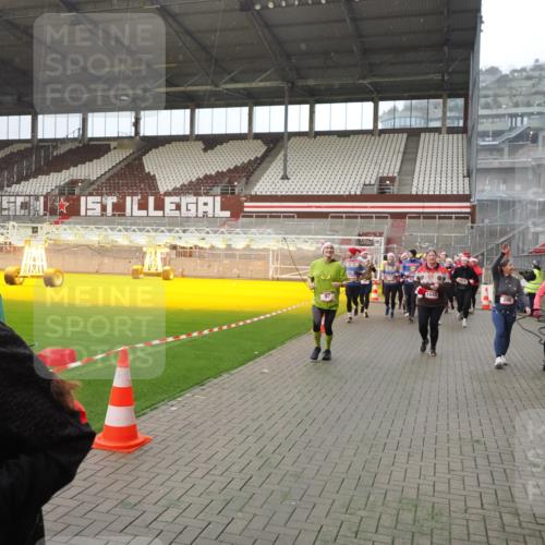 07.12.2025 - St. Pauli X-Mass-Run No. 15 Fabian Wolf http://msf.ph/oto/9415787 07.12.2025 11:06:03 Ziel 92, 298, 300, 402, 403, 556, 659, 693, 854, 858, 878, 920, 927, 929, 944, 973, 1024, 1025, 1208, 1223, 1229, 1287, 1428, 1429, 1430, 1432, 1608, 1648, 2243, 2245, 3272, 3278, 4579, 4581, 4583, 4585, 4587 meine-sportfotos.de