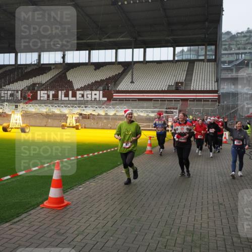 07.12.2025 - St. Pauli X-Mass-Run No. 15 Fabian Wolf http://msf.ph/oto/9415790 07.12.2025 11:06:04 Ziel 92, 298, 300, 402, 403, 556, 659, 693, 854, 858, 878, 920, 927, 929, 944, 1024, 1025, 1208, 1223, 1229, 1287, 1429, 1430, 1608, 1648, 2243, 2245, 3272, 3278, 4579, 4581, 4583, 4585, 4587 meine-sportfotos.de