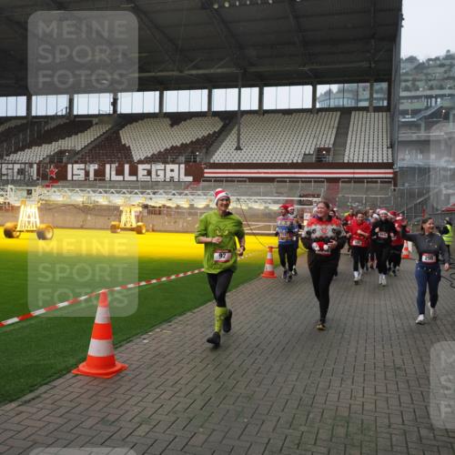 07.12.2025 - St. Pauli X-Mass-Run No. 15 Fabian Wolf http://msf.ph/oto/9415791 07.12.2025 11:06:04 Ziel 92, 298, 300, 402, 403, 556, 659, 693, 854, 858, 878, 920, 927, 929, 944, 1024, 1025, 1208, 1223, 1229, 1287, 1429, 1430, 1608, 1648, 2243, 2245, 3272, 3278, 4579, 4581, 4583, 4585, 4587 meine-sportfotos.de