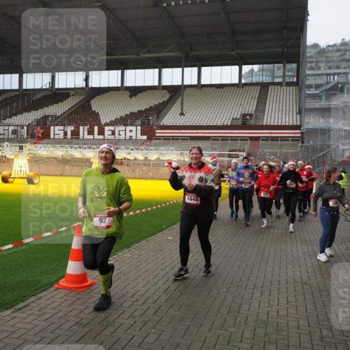 07.12.2025 - St. Pauli X-Mass-Run No. 15 Fabian Wolf http://msf.ph/oto/9415794 07.12.2025 11:06:05 Ziel 92, 298, 300, 402, 403, 556, 659, 693, 854, 858, 878, 920, 944, 1024, 1025, 1223, 1229, 1287, 1429, 1430, 1608, 1648, 2243, 2245, 4579, 4581, 4583, 4585, 4587 meine-sportfotos.de