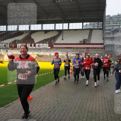 07.12.2025 - St. Pauli X-Mass-Run No. 15 Fabian Wolf http://msf.ph/oto/9415797 07.12.2025 11:06:06 Ziel 92, 298, 300, 402, 403, 556, 659, 693, 854, 858, 878, 920, 944, 1024, 1025, 1223, 1229, 1287, 1429, 1430, 1608, 1648, 2243, 2245, 4579, 4581, 4583, 4585, 4587 meine-sportfotos.de