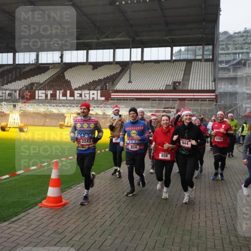07.12.2025 - St. Pauli X-Mass-Run No. 15 Fabian Wolf http://msf.ph/oto/9415802 07.12.2025 11:06:07 Ziel 92, 298, 300, 402, 403, 556, 659, 693, 854, 858, 878, 920, 944, 1024, 1025, 1223, 1229, 1287, 1429, 1430, 1608, 1648, 2243, 2245, 4579, 4581, 4583, 4585, 4587 meine-sportfotos.de