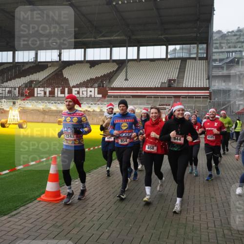 07.12.2025 - St. Pauli X-Mass-Run No. 15 Fabian Wolf http://msf.ph/oto/9415803 07.12.2025 11:06:07 Ziel 92, 298, 300, 402, 403, 556, 659, 693, 854, 858, 878, 920, 944, 1024, 1025, 1223, 1229, 1287, 1429, 1430, 1608, 1648, 2243, 2245, 4579, 4581, 4583, 4585, 4587 meine-sportfotos.de