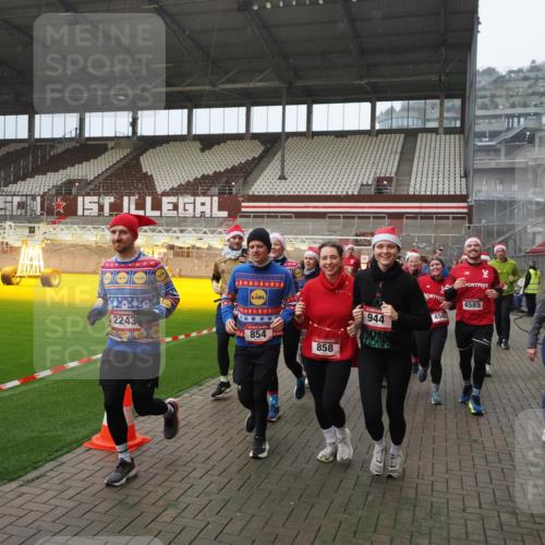 07.12.2025 - St. Pauli X-Mass-Run No. 15 Fabian Wolf http://msf.ph/oto/9415804 07.12.2025 11:06:07 Ziel 92, 298, 300, 402, 403, 556, 659, 693, 854, 858, 878, 920, 944, 1024, 1025, 1223, 1229, 1287, 1429, 1430, 1608, 1648, 2243, 2245, 4579, 4581, 4583, 4585, 4587 meine-sportfotos.de