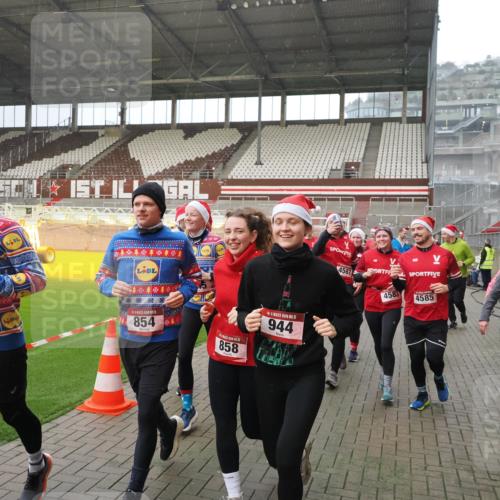 07.12.2025 - St. Pauli X-Mass-Run No. 15 Fabian Wolf http://msf.ph/oto/9415807 07.12.2025 11:06:08 Ziel 92, 204, 298, 300, 402, 403, 414, 556, 659, 693, 854, 858, 878, 920, 944, 1024, 1025, 1223, 1229, 1287, 1429, 1430, 1608, 1648, 2243, 2245, 4579, 4581, 4583, 4585, 4587 meine-sportfotos.de
