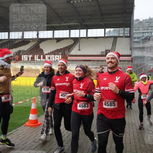07.12.2025 - St. Pauli X-Mass-Run No. 15 Fabian Wolf http://msf.ph/oto/9415813 07.12.2025 11:06:09 Ziel 92, 204, 298, 300, 402, 403, 414, 556, 659, 693, 854, 858, 878, 920, 944, 1024, 1025, 1223, 1229, 1287, 1429, 1430, 1608, 1648, 2243, 2245, 4579, 4581, 4583, 4585, 4587 meine-sportfotos.de