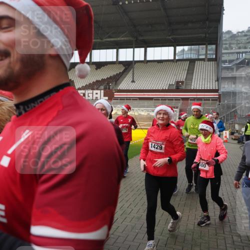 07.12.2025 - St. Pauli X-Mass-Run No. 15 Fabian Wolf http://msf.ph/oto/9415817 07.12.2025 11:06:10 Ziel 92, 204, 298, 300, 402, 403, 414, 556, 659, 693, 854, 858, 878, 920, 944, 1024, 1025, 1223, 1229, 1287, 1429, 1430, 1648, 2243, 2245, 4579, 4581, 4583, 4585, 4587 meine-sportfotos.de