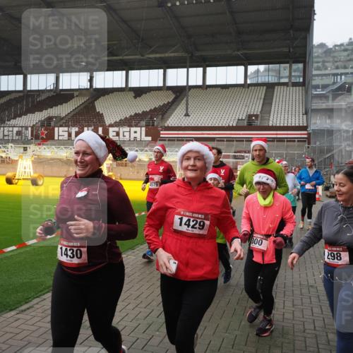 07.12.2025 - St. Pauli X-Mass-Run No. 15 Fabian Wolf http://msf.ph/oto/9415819 07.12.2025 11:06:10 Ziel 92, 204, 298, 300, 402, 403, 414, 556, 659, 693, 854, 858, 878, 920, 944, 1024, 1025, 1223, 1229, 1287, 1429, 1430, 1648, 2243, 2245, 4579, 4581, 4583, 4585, 4587 meine-sportfotos.de