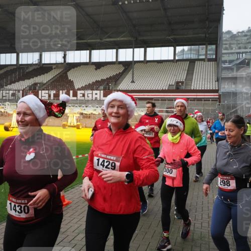 07.12.2025 - St. Pauli X-Mass-Run No. 15 Fabian Wolf http://msf.ph/oto/9415820 07.12.2025 11:06:11 Ziel 92, 204, 300, 402, 403, 414, 556, 659, 693, 854, 858, 878, 920, 944, 1024, 1025, 1223, 1229, 1287, 1403, 1429, 1430, 1648, 2243, 2245, 4579, 4581, 4583, 4585, 4587 meine-sportfotos.de