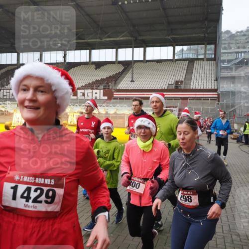 07.12.2025 - St. Pauli X-Mass-Run No. 15 Fabian Wolf http://msf.ph/oto/9415822 07.12.2025 11:06:11 Ziel 92, 204, 300, 402, 403, 414, 556, 659, 693, 854, 858, 878, 920, 944, 1024, 1025, 1223, 1229, 1287, 1403, 1429, 1430, 1648, 2243, 2245, 4579, 4581, 4583, 4585, 4587 meine-sportfotos.de