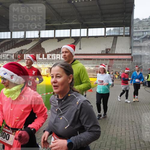 07.12.2025 - St. Pauli X-Mass-Run No. 15 Fabian Wolf http://msf.ph/oto/9415825 07.12.2025 11:06:12 Ziel 92, 204, 402, 403, 414, 556, 693, 854, 858, 878, 920, 944, 1024, 1025, 1223, 1229, 1287, 1403, 1429, 1430, 1648, 2243, 2245, 4579, 4581, 4583, 4585, 4587 meine-sportfotos.de