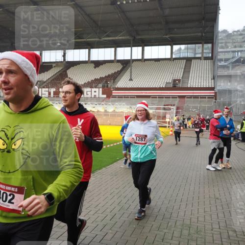 07.12.2025 - St. Pauli X-Mass-Run No. 15 Fabian Wolf http://msf.ph/oto/9415828 07.12.2025 11:06:12 Ziel 92, 204, 402, 403, 414, 556, 693, 854, 858, 878, 920, 944, 1024, 1025, 1223, 1229, 1287, 1403, 1429, 1430, 1648, 2243, 2245, 4579, 4581, 4583, 4585, 4587 meine-sportfotos.de