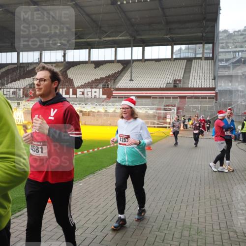 07.12.2025 - St. Pauli X-Mass-Run No. 15 Fabian Wolf http://msf.ph/oto/9415829 07.12.2025 11:06:12 Ziel 92, 204, 402, 403, 414, 556, 693, 854, 858, 878, 920, 944, 1024, 1025, 1223, 1229, 1287, 1403, 1429, 1430, 1648, 2243, 2245, 4579, 4581, 4583, 4585, 4587 meine-sportfotos.de
