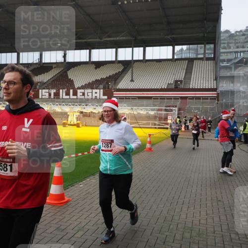 07.12.2025 - St. Pauli X-Mass-Run No. 15 Fabian Wolf http://msf.ph/oto/9415830 07.12.2025 11:06:13 Ziel 92, 204, 402, 403, 414, 474, 486, 556, 693, 854, 858, 878, 920, 944, 1024, 1025, 1223, 1229, 1287, 1403, 1429, 1430, 1648, 2243, 2245, 4579, 4581, 4583, 4585, 4587 meine-sportfotos.de