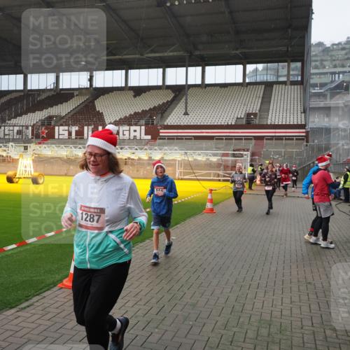 07.12.2025 - St. Pauli X-Mass-Run No. 15 Fabian Wolf http://msf.ph/oto/9415832 07.12.2025 11:06:13 Ziel 92, 204, 402, 403, 414, 474, 486, 556, 693, 854, 858, 878, 920, 944, 1024, 1025, 1223, 1229, 1287, 1403, 1429, 1430, 1648, 2243, 2245, 4579, 4581, 4583, 4585, 4587 meine-sportfotos.de