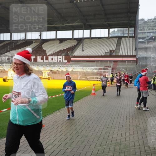07.12.2025 - St. Pauli X-Mass-Run No. 15 Fabian Wolf http://msf.ph/oto/9415833 07.12.2025 11:06:13 Ziel 92, 204, 402, 403, 414, 474, 486, 556, 693, 854, 858, 878, 920, 944, 1024, 1025, 1223, 1229, 1287, 1403, 1429, 1430, 1648, 2243, 2245, 4579, 4581, 4583, 4585, 4587 meine-sportfotos.de