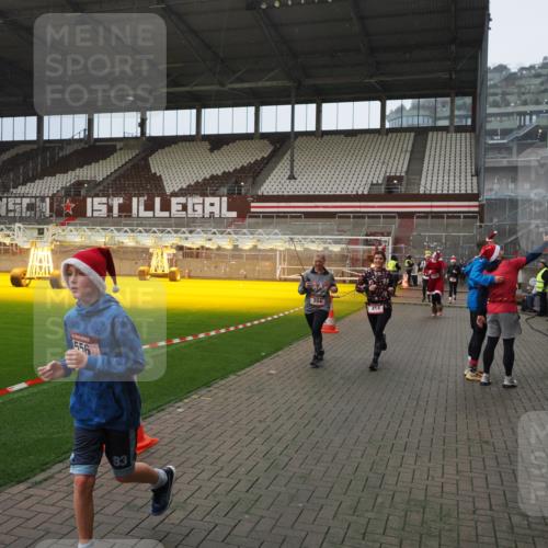 07.12.2025 - St. Pauli X-Mass-Run No. 15 Fabian Wolf http://msf.ph/oto/9415839 07.12.2025 11:06:14 Ziel 92, 204, 402, 403, 414, 474, 486, 556, 693, 854, 858, 878, 920, 944, 1024, 1025, 1223, 1229, 1287, 1403, 1429, 1430, 1648, 2243, 2245, 4579, 4581, 4583, 4585, 4587 meine-sportfotos.de