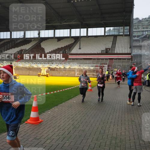 07.12.2025 - St. Pauli X-Mass-Run No. 15 Fabian Wolf http://msf.ph/oto/9415840 07.12.2025 11:06:15 Ziel 204, 402, 403, 414, 474, 486, 556, 693, 854, 858, 878, 920, 944, 1024, 1223, 1229, 1287, 1403, 1429, 1430, 1648, 2243, 2245, 4579, 4581, 4583, 4585, 4587 meine-sportfotos.de