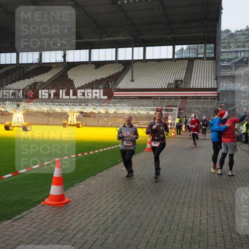07.12.2025 - St. Pauli X-Mass-Run No. 15 Fabian Wolf http://msf.ph/oto/9415842 07.12.2025 11:06:15 Ziel 204, 402, 403, 414, 474, 486, 556, 693, 854, 858, 878, 920, 944, 1024, 1223, 1229, 1287, 1403, 1429, 1430, 1648, 2243, 2245, 4579, 4581, 4583, 4585, 4587 meine-sportfotos.de