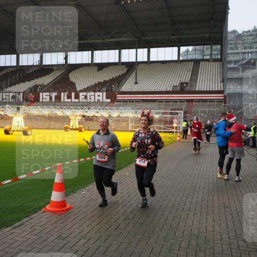 07.12.2025 - St. Pauli X-Mass-Run No. 15 Fabian Wolf http://msf.ph/oto/9415845 07.12.2025 11:06:16 Ziel 204, 402, 403, 414, 474, 486, 556, 854, 858, 878, 920, 944, 1223, 1229, 1287, 1403, 1429, 1430, 2243, 2245, 4579, 4581, 4583, 4585, 4587 meine-sportfotos.de