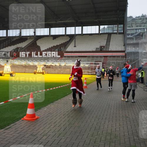 07.12.2025 - St. Pauli X-Mass-Run No. 15 Fabian Wolf http://msf.ph/oto/9415850 07.12.2025 11:06:19 Ziel 204, 402, 403, 414, 474, 486, 556, 1223, 1229, 1287, 1403, 1429, 1430, 1440, 1442, 4579, 4581, 4583, 4585, 4587 meine-sportfotos.de