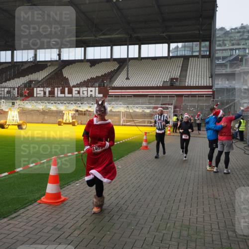 07.12.2025 - St. Pauli X-Mass-Run No. 15 Fabian Wolf http://msf.ph/oto/9415853 07.12.2025 11:06:19 Ziel 204, 402, 403, 414, 474, 486, 556, 1223, 1229, 1287, 1403, 1429, 1430, 1440, 1442, 4579, 4581, 4583, 4585, 4587 meine-sportfotos.de