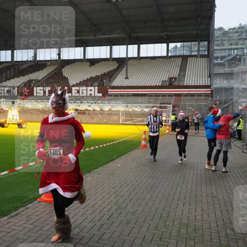 07.12.2025 - St. Pauli X-Mass-Run No. 15 Fabian Wolf http://msf.ph/oto/9415855 07.12.2025 11:06:20 Ziel 204, 402, 403, 414, 474, 486, 556, 1223, 1229, 1287, 1403, 1440, 1442, 4579, 4581 meine-sportfotos.de