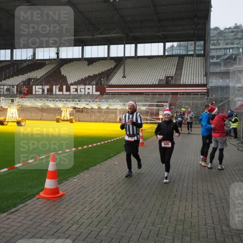 07.12.2025 - St. Pauli X-Mass-Run No. 15 Fabian Wolf http://msf.ph/oto/9415858 07.12.2025 11:06:21 Ziel 204, 402, 403, 414, 474, 486, 556, 1287, 1403, 1440, 1442, 4579, 4581 meine-sportfotos.de
