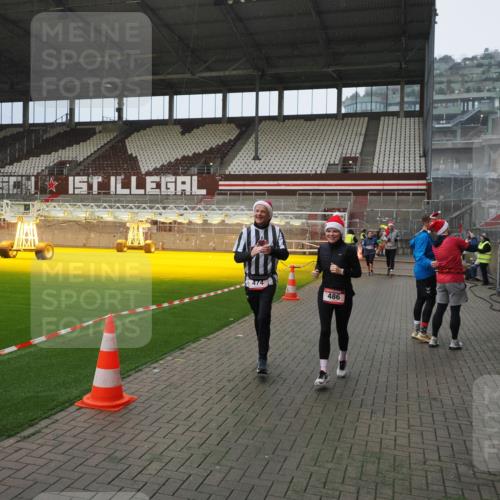 07.12.2025 - St. Pauli X-Mass-Run No. 15 Fabian Wolf http://msf.ph/oto/9415859 07.12.2025 11:06:21 Ziel 204, 402, 403, 414, 474, 486, 556, 1287, 1403, 1440, 1442, 4579, 4581 meine-sportfotos.de