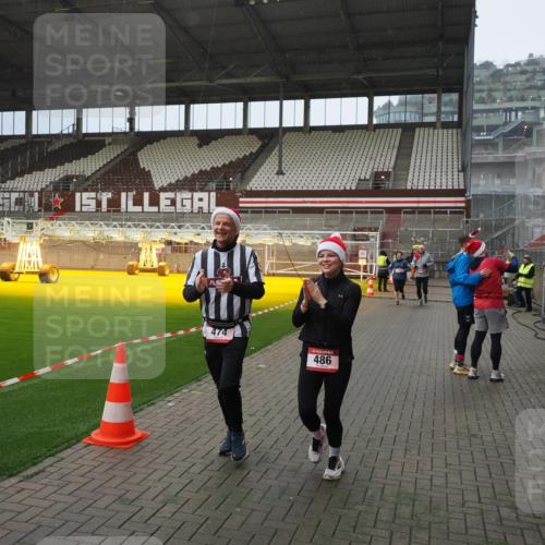 07.12.2025 - St. Pauli X-Mass-Run No. 15 Fabian Wolf http://msf.ph/oto/9415862 07.12.2025 11:06:21 Ziel 204, 402, 403, 414, 474, 486, 556, 1287, 1403, 1440, 1442, 4579, 4581 meine-sportfotos.de
