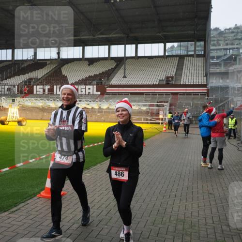 07.12.2025 - St. Pauli X-Mass-Run No. 15 Fabian Wolf http://msf.ph/oto/9415864 07.12.2025 11:06:22 Ziel 204, 414, 474, 486, 556, 1287, 1403, 1440, 1442, 4579, 4581 meine-sportfotos.de