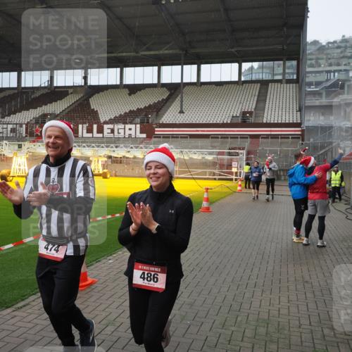 07.12.2025 - St. Pauli X-Mass-Run No. 15 Fabian Wolf http://msf.ph/oto/9415865 07.12.2025 11:06:22 Ziel 204, 414, 474, 486, 556, 1287, 1403, 1440, 1442, 4579, 4581 meine-sportfotos.de